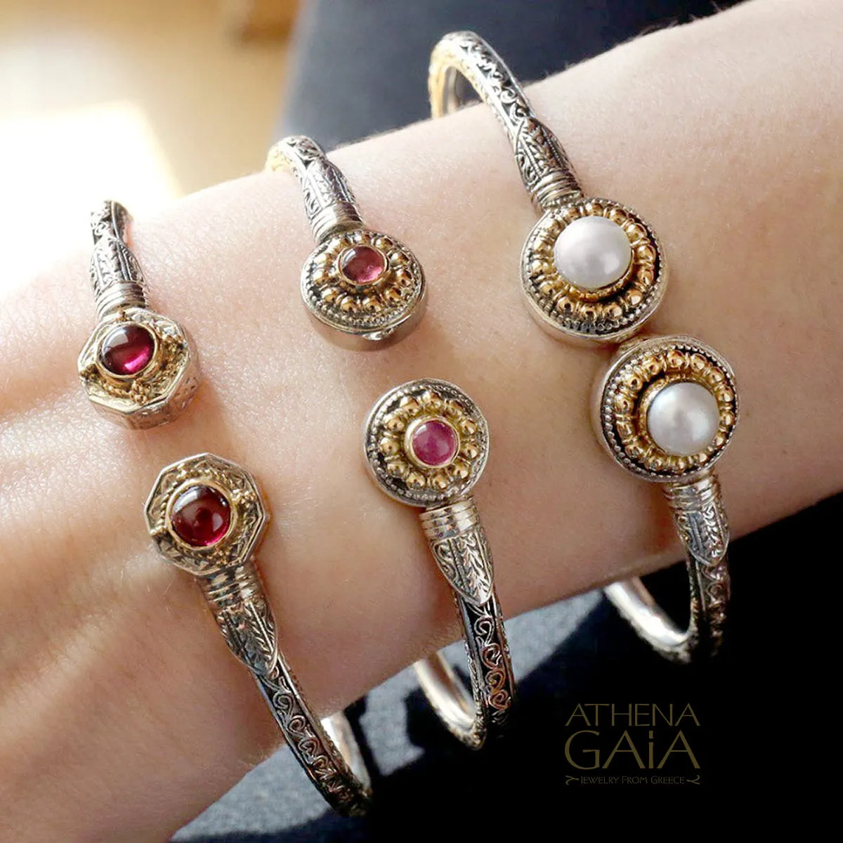 Color Fountain Hinge Open Bracelet